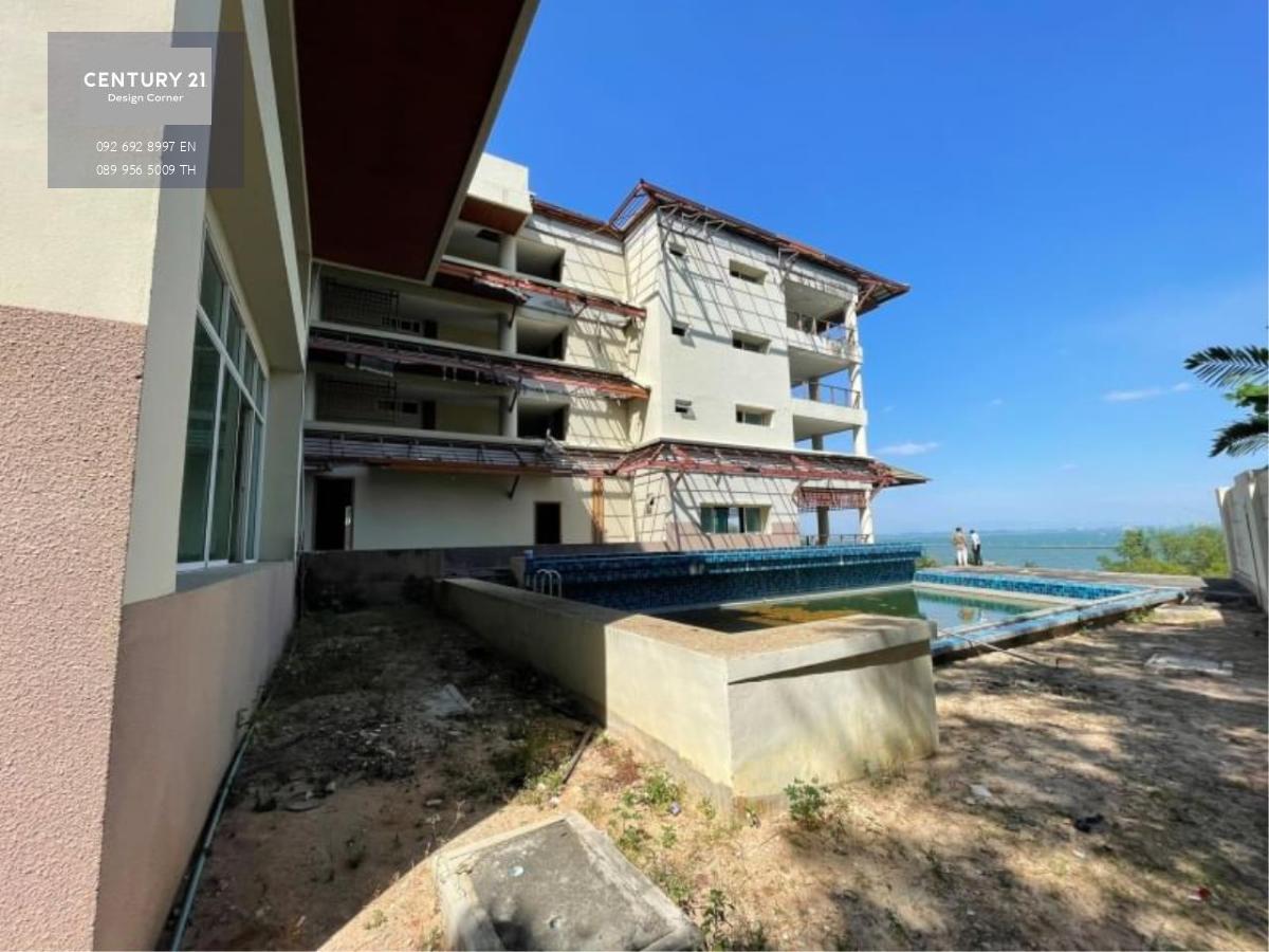 Beach hotel for sale in Pattaya, Naklua Soi 12, with a hotel license PattayaLand 1 raiThere is a swimming pool.with elevatorbig roomApproximately 30 roomsland next to the sea cannot be found in this zonePrice 190 million baht