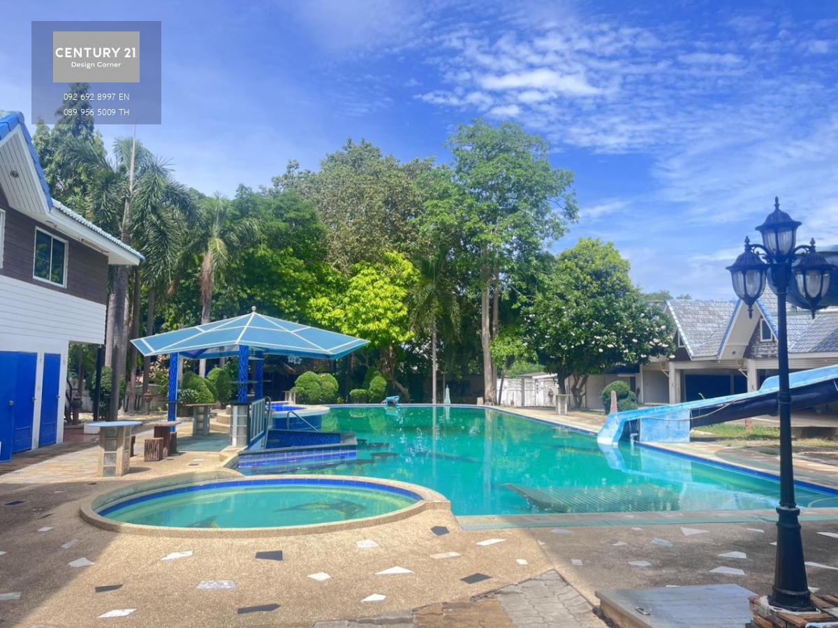 034 Large Pool villa in Center Pattaya for sale 6 bed 10 bath 4 storey 10 parking land size 3280 sqm. or 880 sqwah.