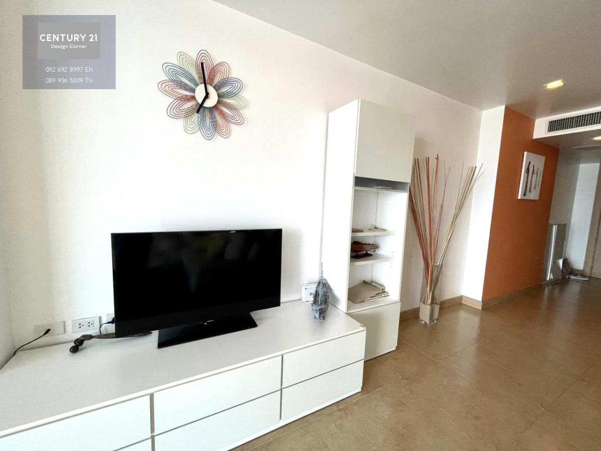 This low-rise condo is for sale and it comes at the price of 4,600,000฿. 1 Bedroom & 1 Bathroom 48 square meters Foreign quota 11th floor Recently renovated and ready to move in Condo features, furniture & appliances: Large balcony with park & partial sea