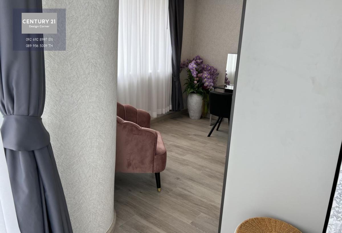 This spacious condominium is for sale and it comes at the price of 8,900,000฿. 123 square meters 7th Floor Foreign Quota Recently completed its renovation Fully furnished & ready to move in Condo features: Corner unit Spacious open-plan living room Fully 