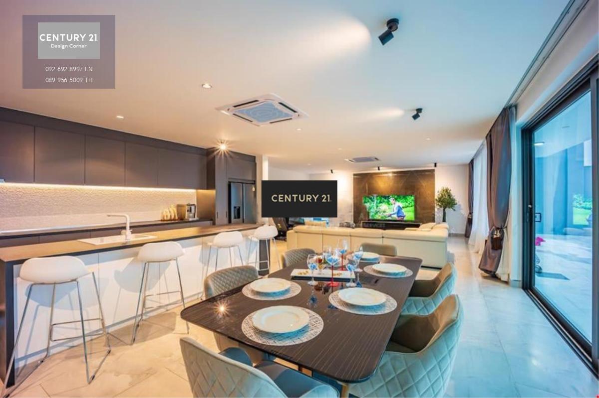 Excellent quality luxury homes for sale. Siam Royal View Project company quota - Land 262.50 sq.w. - Area 980 sq m. - 8 bedrooms - 9 bathrooms - 2 private swimming pools - European style kitchen - Fully furnished - large garden