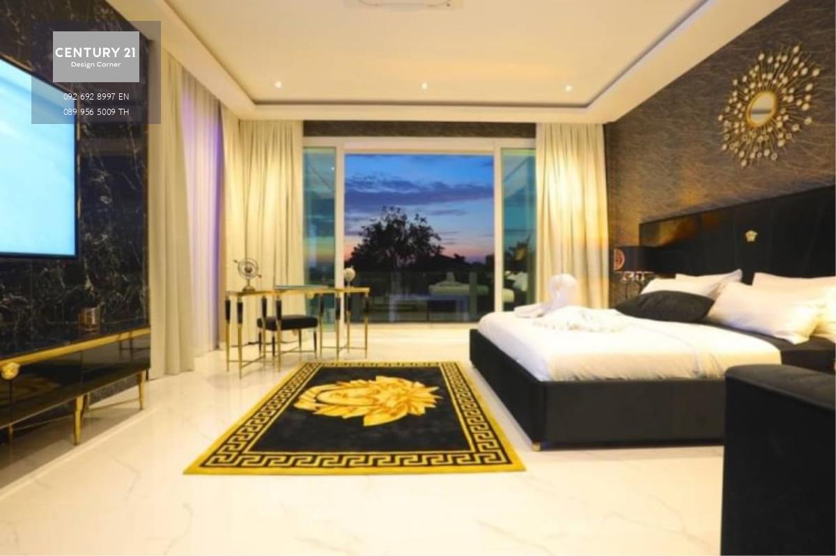 Hot listing of our Century21 designcorner Pattaya Welcome coagent Siam Royal View : 10 Bedroom Villa for Sale This is the newest designer villa in Pattaya Now for sale at THB 109.000.000,00 10 bedrooms / 12 bathrooms / living area 1200 sqm / built up area