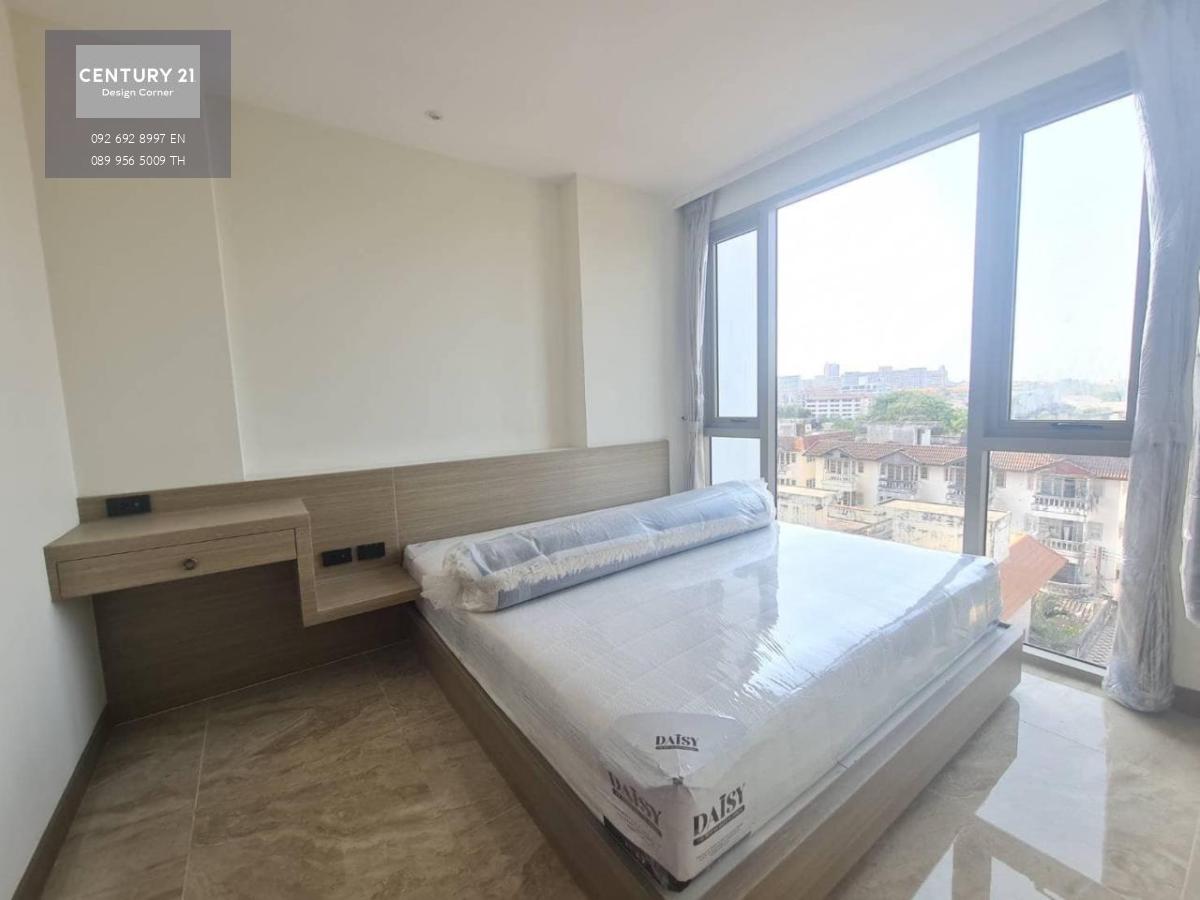 This brand new unit comes fully furnished and with a fitted western-style kitchen, a park & sea view balcony and an en-suited bedroom. The interior size is 39.5 square meters Facilities include: Two infinity pools on the 5th and 21st floor. Two fitness ar