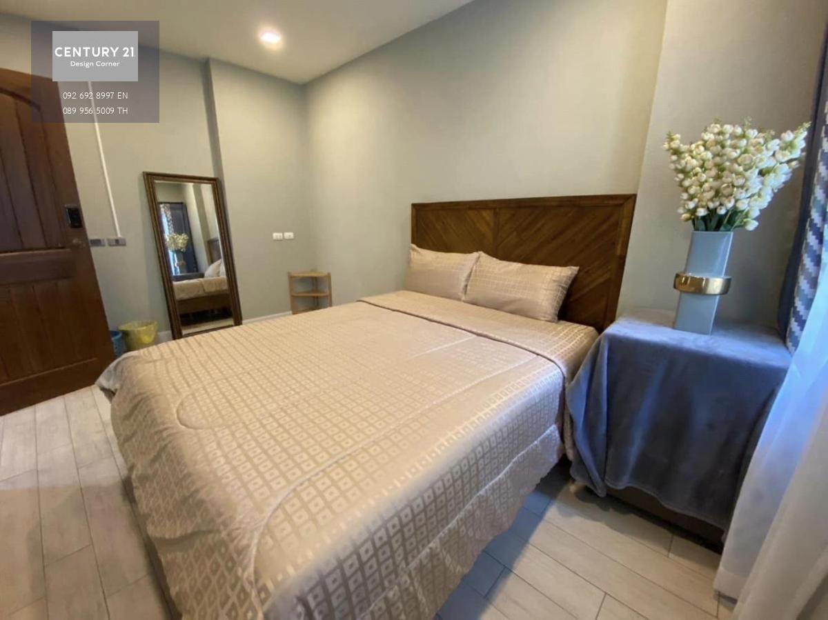 beautiful house in the project European-style house with private pool villa, special price, Silk Road Place, Chaiyaphruek Road, Pattaya Living area 452 sq.m. 3 bedrooms 2 bathrooms European Kitchen living room Quiet swimming pool and courtyard with waterf