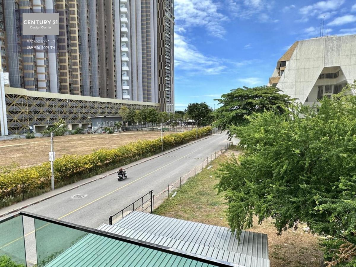 This sea-view condo is for sale and it comes at the price of 5,800,000฿. 1 Bedroom & 1 Bathroom 67 square meters Foreign quota Fully furnished & fitted. Ready to move in. Condo features, furniture & appliances: Balcony with garden & pool view Fully equipp