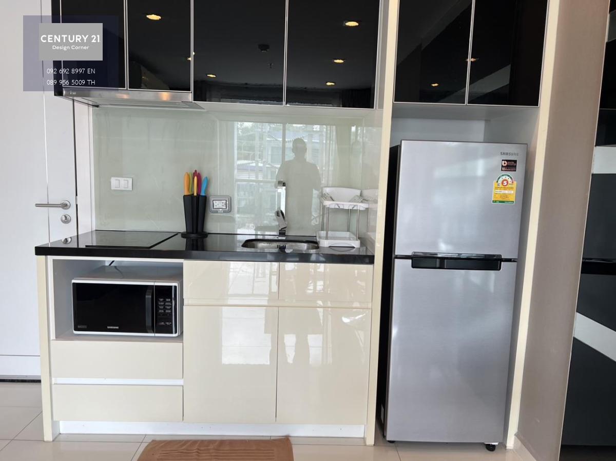 This condo is for sale at the price of 2,390,000฿ 1 bedroom & 1 bathroom 39 square meters 4th floor Foreign quota Condo features: Balcony and living room with great view of Pratumnak European kitchen Ceiling to floor glass windows in the bedroom providing