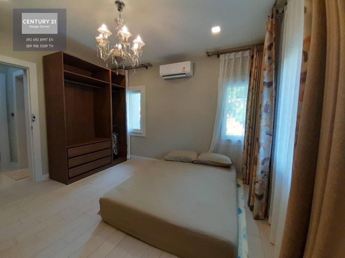 beautiful house in the project European-style house with private pool villa, special price, Silk Road Place, Chaiyaphruek Road, Pattaya Living area 452 sq.m. 3 bedrooms 2 bathrooms European Kitchen living room Quiet swimming pool and courtyard with waterf