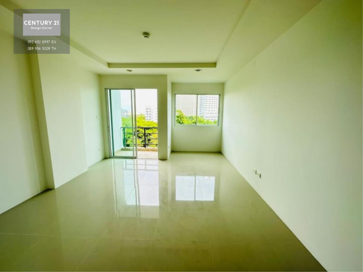 Very well situated condominium, extremely close to Jomtien Beach. Price starts at 1,200,000฿ and the size of the room is 28 square meters. The room is in Foreign Quota. Sea view Unfurnished and partially fitted 200 meters from the beach Nearby tourist & c