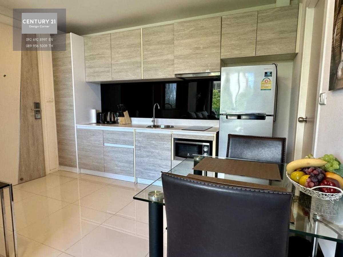 This sea-view condo is for sale and it comes at the price of 5,800,000฿. 1 Bedroom & 1 Bathroom 67 square meters Foreign quota Fully furnished & fitted. Ready to move in. Condo features, furniture & appliances: Balcony with garden & pool view Fully equipp