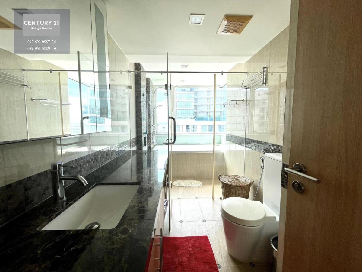 This low-rise condo is for sale and it comes at the price of 4,600,000฿. 1 Bedroom & 1 Bathroom 48 square meters Foreign quota 11th floor Recently renovated and ready to move in Condo features, furniture & appliances: Large balcony with park & partial sea