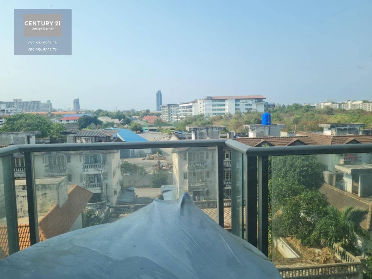 This brand new unit comes fully furnished and with a fitted western-style kitchen, a park & sea view balcony and an en-suited bedroom. The interior size is 39.5 square meters Facilities include: Two infinity pools on the 5th and 21st floor. Two fitness ar