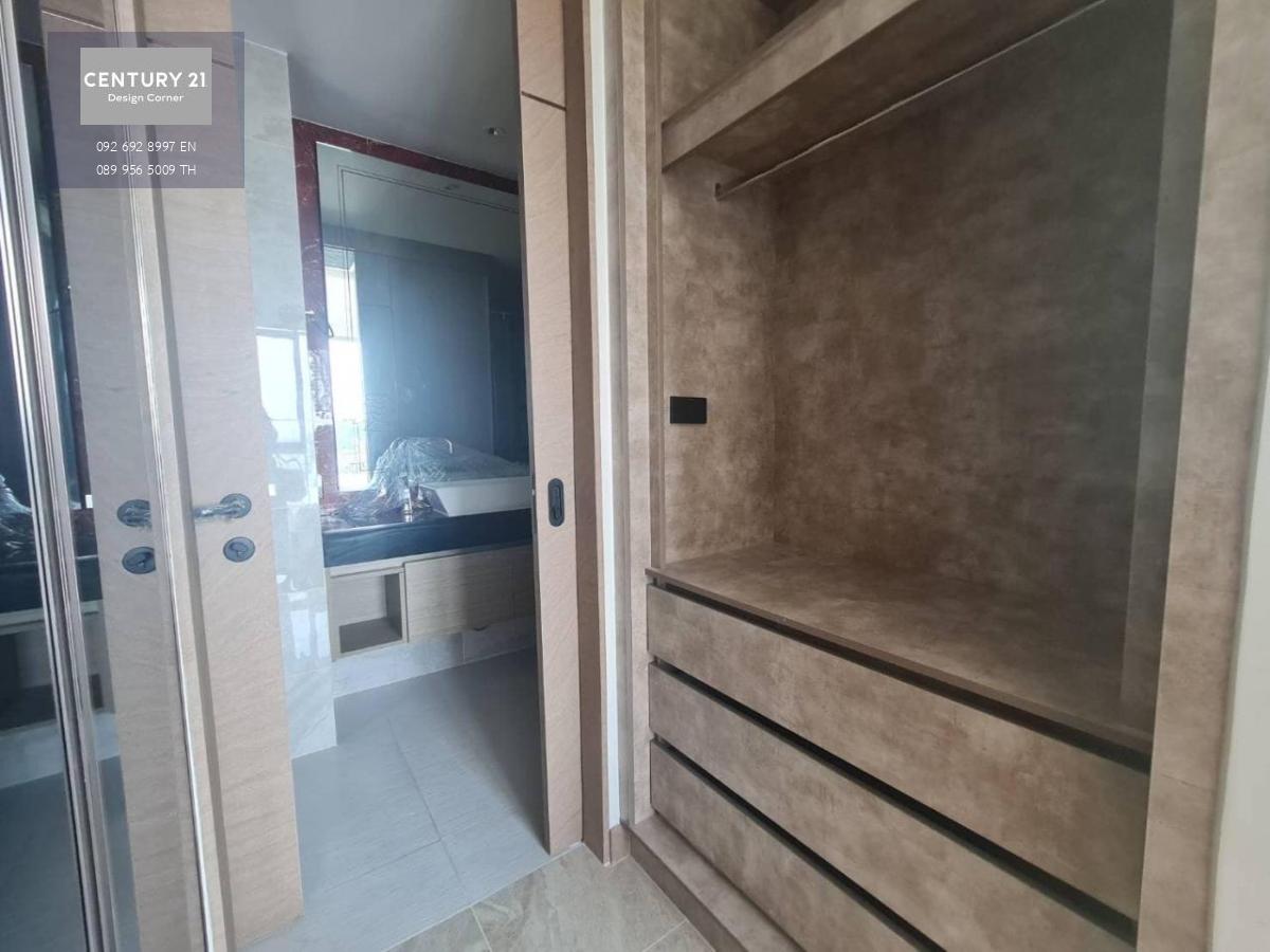 This brand new unit comes fully furnished and with a fitted western-style kitchen, a park & sea view balcony and an en-suited bedroom. The interior size is 39.5 square meters Facilities include: Two infinity pools on the 5th and 21st floor. Two fitness ar