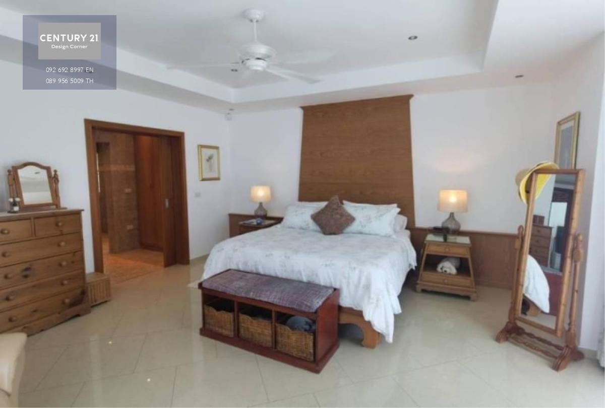 Pool Villa for Sale in Siam royal view Pattaya Land Area 1,104 m2 Usable Area 680 m2 on 2 floors 4 Bedrooms 4 bathrooms on suite High end European Kitchen Lounge Dinning Room Separate Office Double Garage with electric door. High End finishes and tiles (S