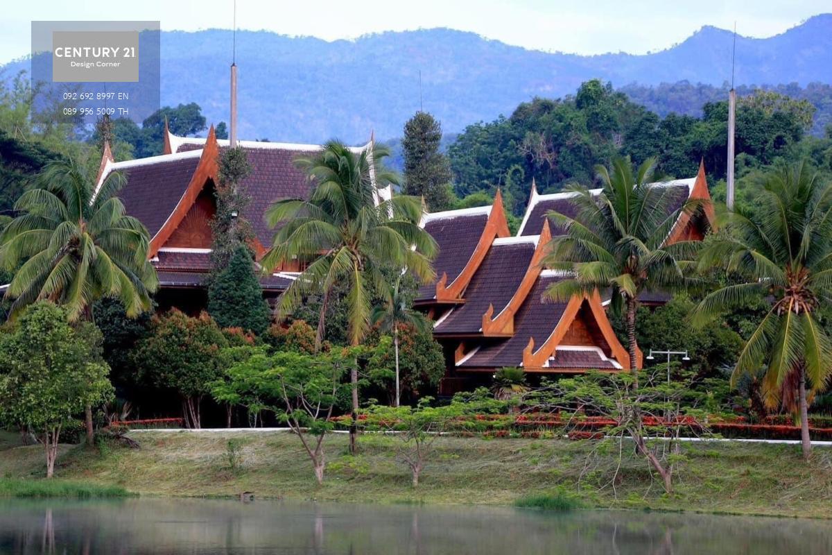 ขายบ้านปางริมกรณ์ เรือนไม้สักหรู 3 ชั้น น้ำไม่ท่วม มีพื้นที่บริเวณ ในรั้วรอบบ้านกว่า 340 ไร่ ต.แม่กรณ์ อ.เมือง เชียงราย